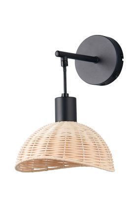 Casalum Calvi zwarte wandlamp met hangende kap van rotan en kiepschakelaar op het wandplaatje