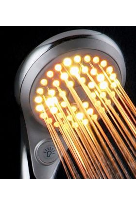 Douchen onder een Regenboog met de douchekop regenboog. De kleuren wisselen en roteren automatisch (7kleuren) of u zet de kleur vast op een door u gekozen kleur met behulp van de lichtknop.