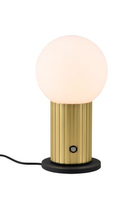 Trio Tauris 543510108 tafellamp op batterijen met goudkleurig geribbelde voet en wit glazen bolvormige kap op een zwart laadstation