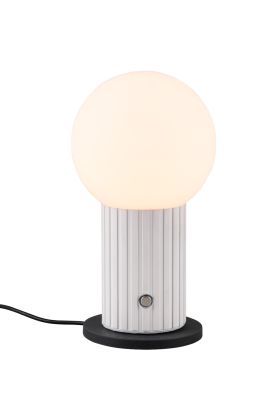 Trio Tauris 543510131 tafellamp op batterijen met mat wit geribbelde voet en wit glazen bolvormige kap op een zwart laadstation