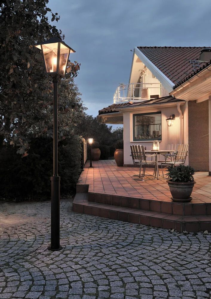 Lantaarnpaal op een pleintje voor een winkel