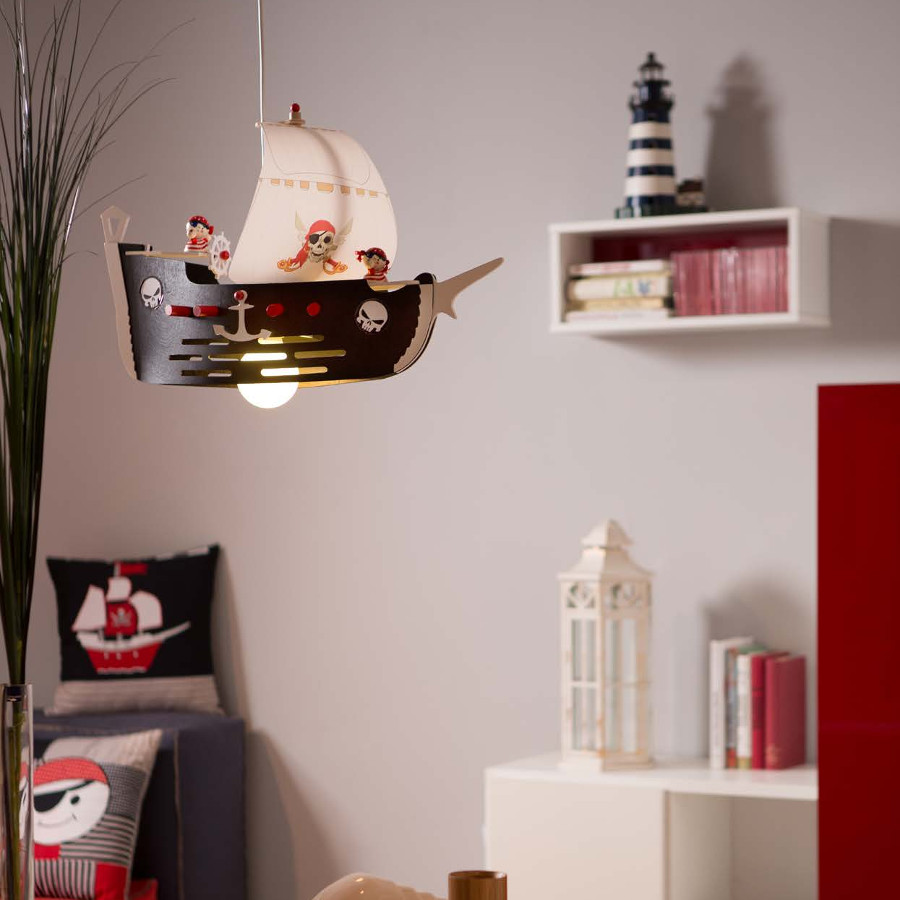 Een stoere hanglamp in de vorm van een piratenschip in een kinderkamer